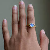 Glacé Grand - 18k Moonstone Signet Ring